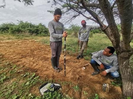 Magalhães e sua equipe calibram uma armadilha fotográfica para obter imagens do tatu-bola-da-caatinga. - Yushin Chen/divulgação - Yushin Chen/divulgação