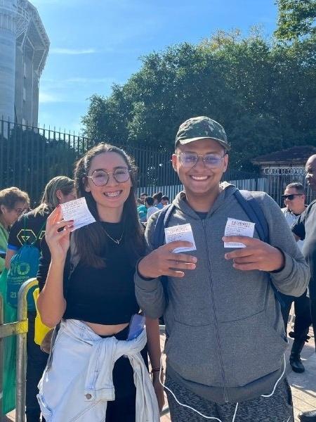 Pedro Henrique, fã de Taylor Swift há 12 anos, posa ao lado de amiga após comprar ingresso para show - Filipe Pavão/UOL