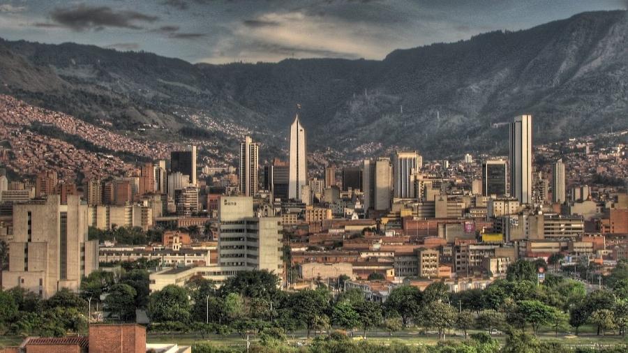 Montes que circundam a cidade de Medellín, na Colômbia, voltam a ter plantação de café