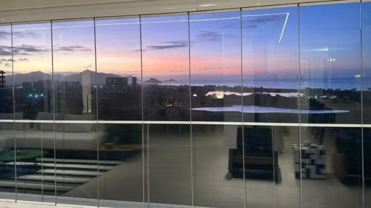 Atriz Flávia Alessandra mostra vista de novo apartamento no Rio