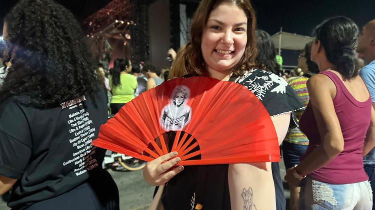 Mariana Vargas, 28, comissária de bordo, tatuou o símbolo de Madonna