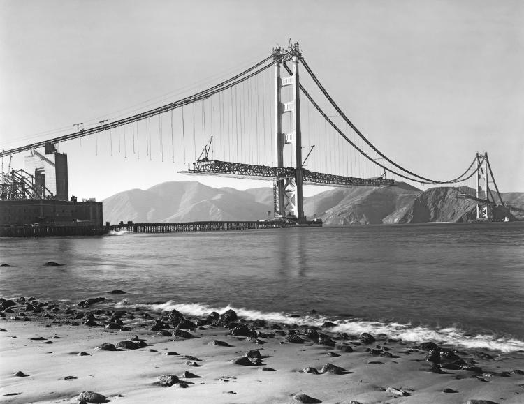 A estrada da Golden Gate Bridge ainda estava em processo de instalação em 1937, em São Francisco