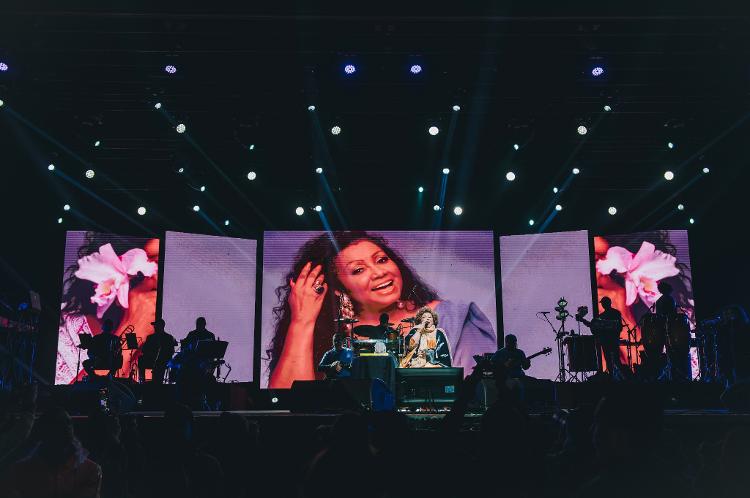 Telão exibe momentos do passado de Alcione durante show da cantora no festival Turá, no domingo (30), em São Paulo