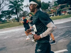 Seu Jorge aposta na corrida de rua para cuidar da saúde do corpo e da mente