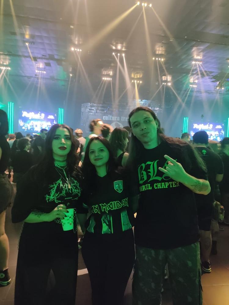 Raphael Martins foi ao show do Sepultura acompanhado de duas amigas: Paloma Queiroz e Hemylin Brenda