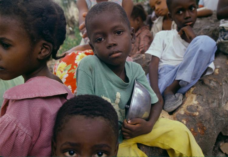 Criança espera doração de comida em Porto Príncipe, Haiti