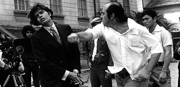 1974 - O diretor Carlos Manga (à dir.) bate no ator Tarcísio Meira durante ensaio do filme "O Marginal"