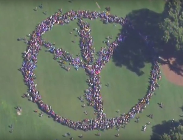 Cerca de 2.000 fãs formam o símbolo da paz no Central Park, em Nova York - Reprodução
