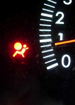 Luz alerta sobre defeito em airbag de Toyota Corolla  - Marcio Komesu/UOL - Marcio Komesu/UOL