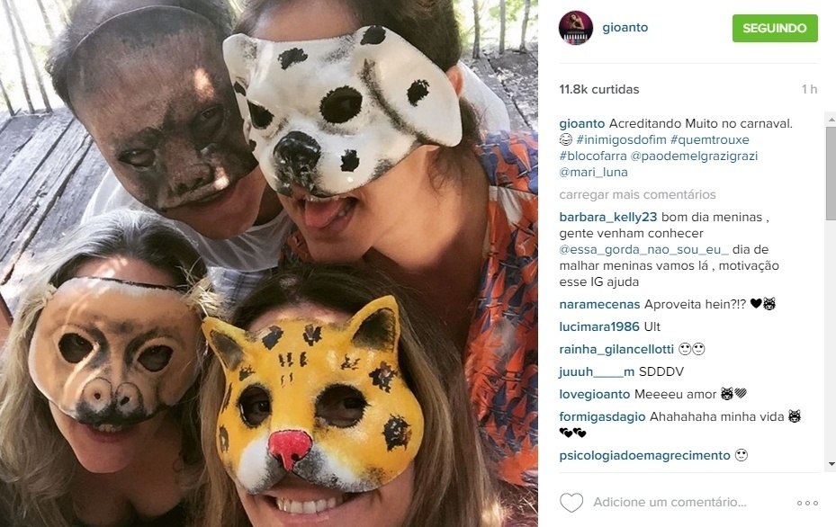 8.fev.2016 - Mascarada, a atriz Giovanna Antonelli curte o Carnaval com as amigas: "Acreditando Muito no carnaval", escreveu a Atena de "A Regra do Jogo" - Reprodução/Instagram/gioanto