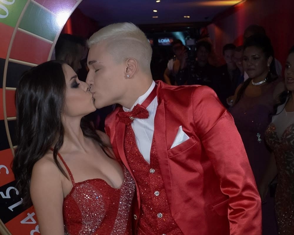 18.mai.2016 - MC Gui troca beijos com a namorada durante a sua festa de aniversário - Francisco Cepeda/AgNews