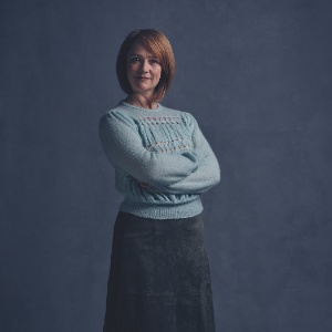 Poppy Miller vive Gina Weasley, irmã mais nova de Rony e agora casada com Harry Potter, com quem tem três filhos - Harry Potter Theatrical Productions