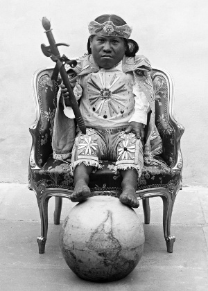 Foto de 1900 batizada de "Con El Mundo A Mis Pies" em exposição em SP - Reprodução/Arquivo Nuñez de Arco