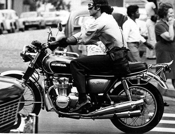 Motociclista pilota uma Honda CB 500F em São Paulo; foto é de 1973, mas tem muito colecionador que adoraria replicar este tipo de imagem em tempos atuais - Acervo UH/Folhapress