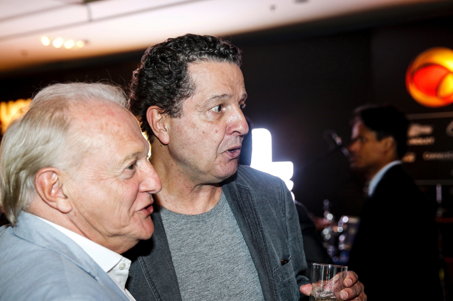 30.ago.2016 - Os colunistas Flavio Ricco e Juca Kfouri se divertem na festa dos 20 anos do UOL - Lucas Lima/UOL