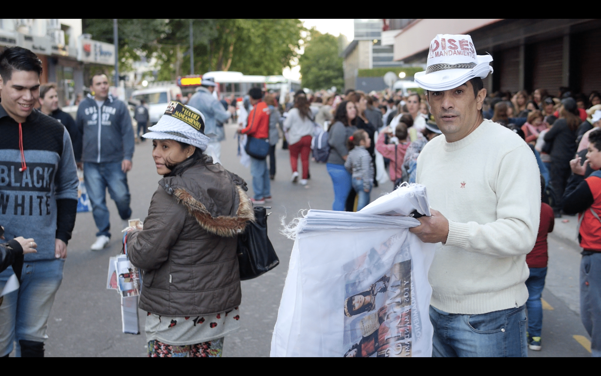 17.nov.2016 - Comerciantes aproveitam o sucesso "Moises y Los Diez Mandamientos" e vendem produtos da novela nas ruas de Buenos Aires - Grégoire Bouquet/UOL