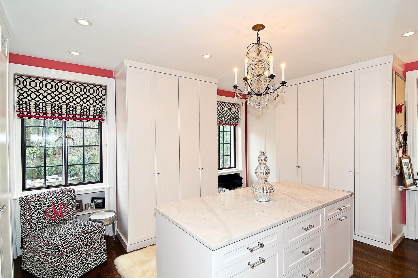 Casa do Obama - Durante os oito anos como primeira-dama, Michelle Obama vestiu modelos assinados pelos melhores e mais cobiçados estilistas. Para guardá-los após o mandato do marido, ela tem à disposição este closet espaçoso - undefined