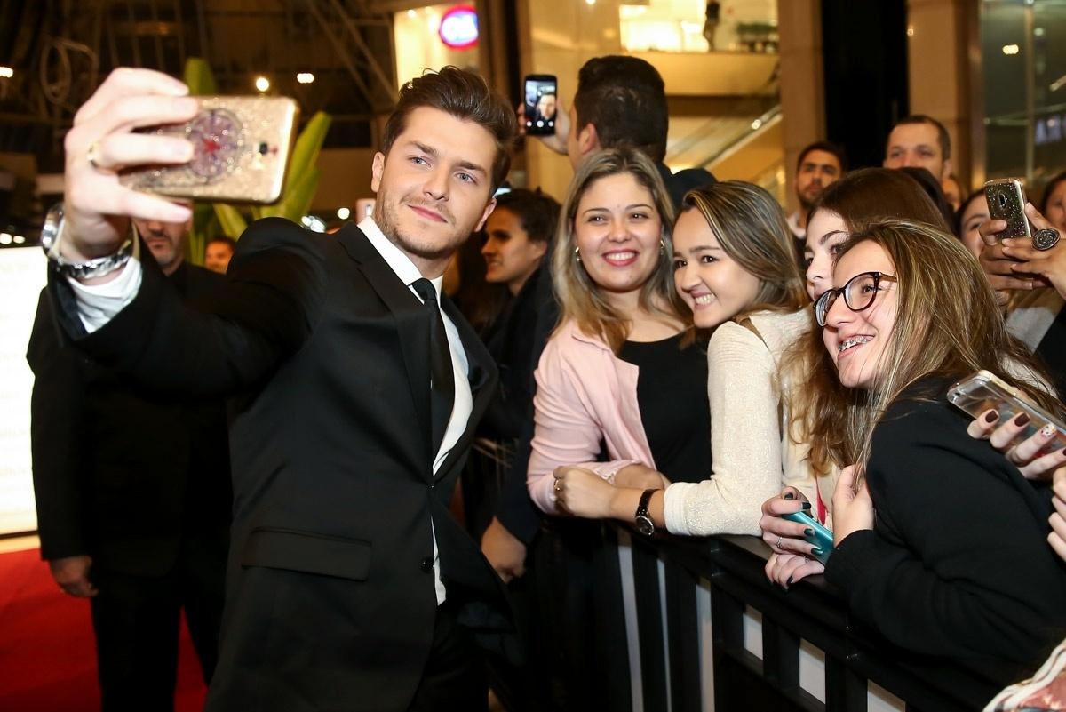 Klebber Toledo participa de evento realizado em um shopping de São Paulo por uma marca de produtos de beleza. O noivo de Camila Queiroz cumprimentou as fãs e distribuiu selfies - Manuela Scarpa/Brazil News