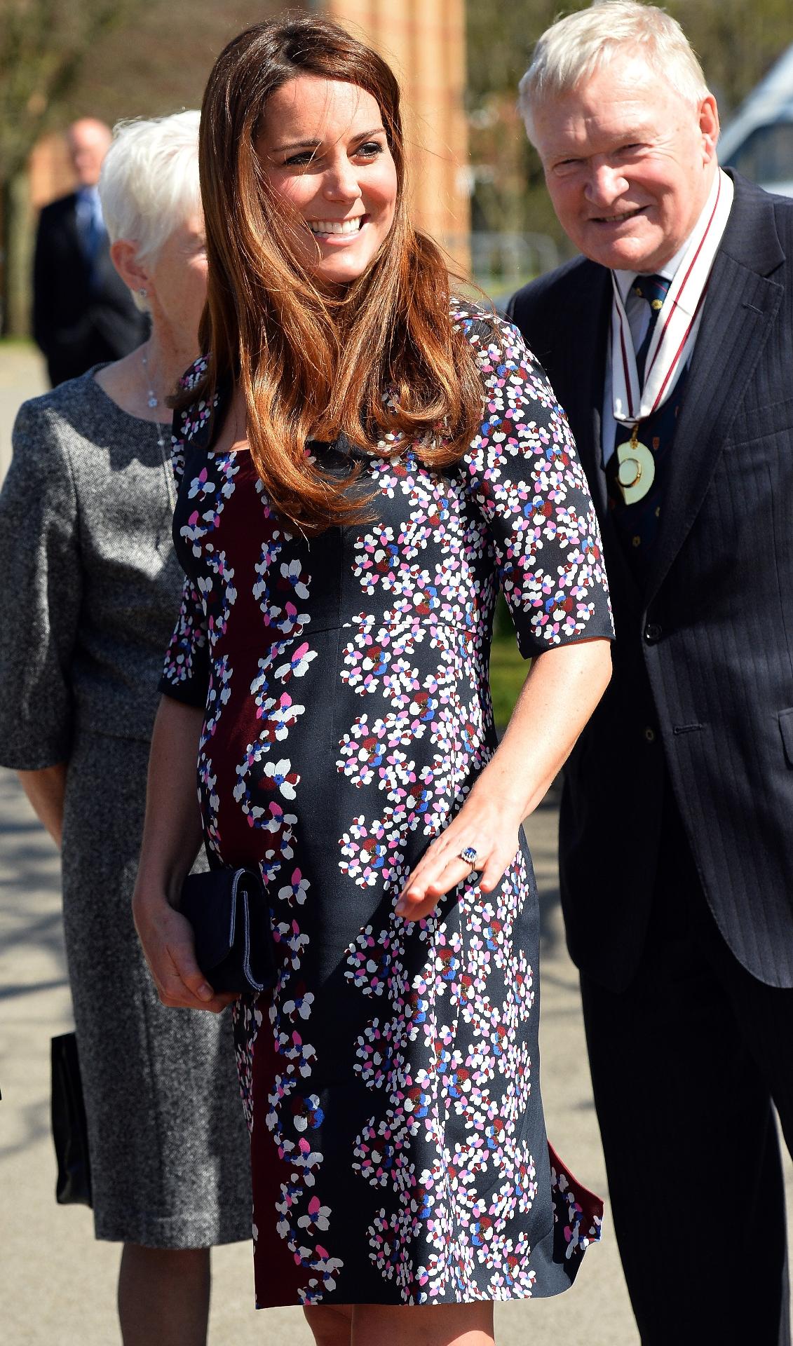 Estamparia, como vimos, é uma aposta rara para a mulher do príncipe William. Mas o tom fechado do vestido ajuda a suavizar a impressão de volume. A peça, apesar de mais justinha, tem tecido leve para não impossibilitar os movimentos de Kate. - Getty Images