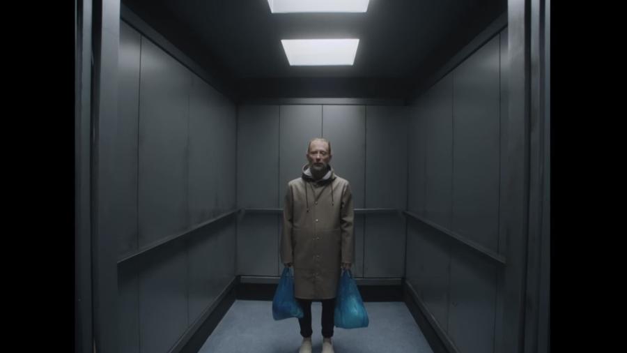 Thom Yorke em cena do clipe "Lift" - Reprodução