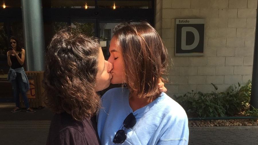 Bruna Marquezine dá beijo na boca de Flora Diegues em protesto  - Reprodução/Instagram floradiegues