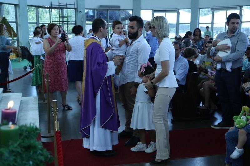Antonia Fontenelle e Jonathan Costa se reuniram para batizado do filho neste domingo (3). A cerimônia aconteceu na Paroquia São José da Lagoa, zona sul do Rio de Janeiro - Anderson Borde/AgNews