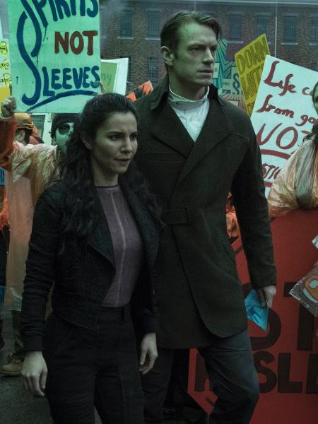 Martha Higareda e Joel Kinnaman em cena de "Altered Carbon", da Netflix - Divulgação/Netflix - Divulgação/Netflix