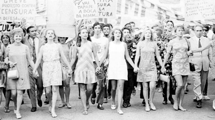 As atrizes Eva Todor, Tônia Carrero, Eva Wilma, Leila Diniz, Odete Lara e Norma Bengell em 1968, durante a passeata dos cem mil, em protesto contra a ditadura militar no Brasil, no Rio de Janeiro - Reprodução - Reprodução