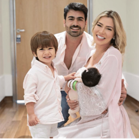 Ex-Rodrigão e Adriana com os filhos - Reprodução/Instagram