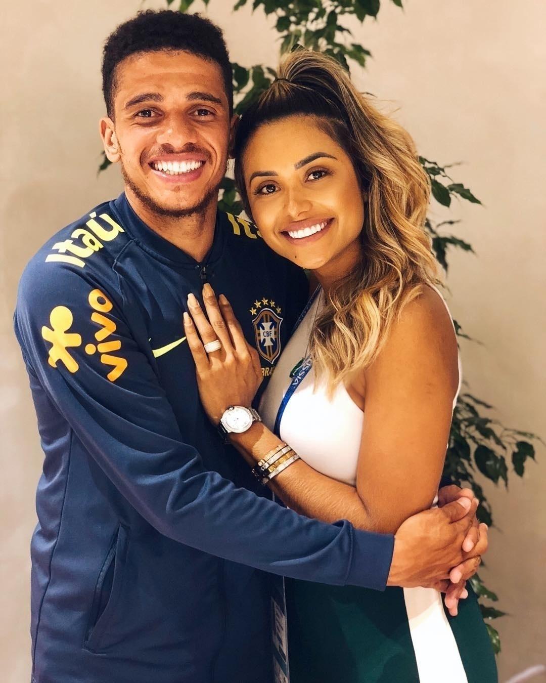 Gabriela Martins está na Rússia torcendo de perto pelo marido Taison. Com 18 mil seguidores no Instagram, a gaúcha é blogueira e costuma postar seus looks luxuosos na rede social - Reprodução/Instagram