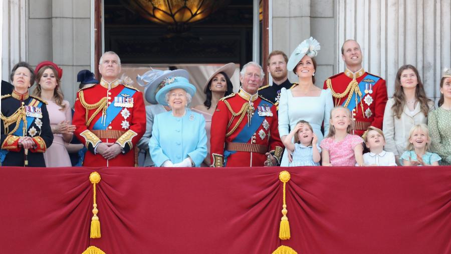 A família real britânica pode não posar assim juntinha no balcão do palácio de Buckingham nem tão cedo - Getty Images