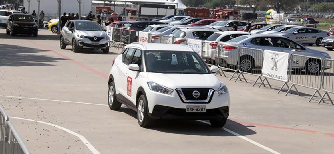 Visitantes podem dirigir carros adaptados em pista montada no local - Divulgação