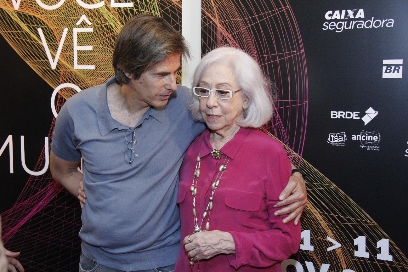 Fernanda Montenegro ganhou um forte abraço do diretor Walter Salles na porta do cinema em Botafogo, na Zona Sul do Rio. Eles conversaram emocionados sobre o longa, que venceu o Urso de Ouro no Festival de Berlim, em 1998. - Wallace Barbosa/AgNews