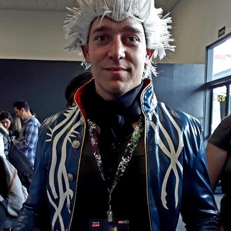 César Monteiro, fantasiado de Vergil, compra foto com Zachary Levi na CCXP 2018 - Paulo Pacheco/UOL - Paulo Pacheco/UOL