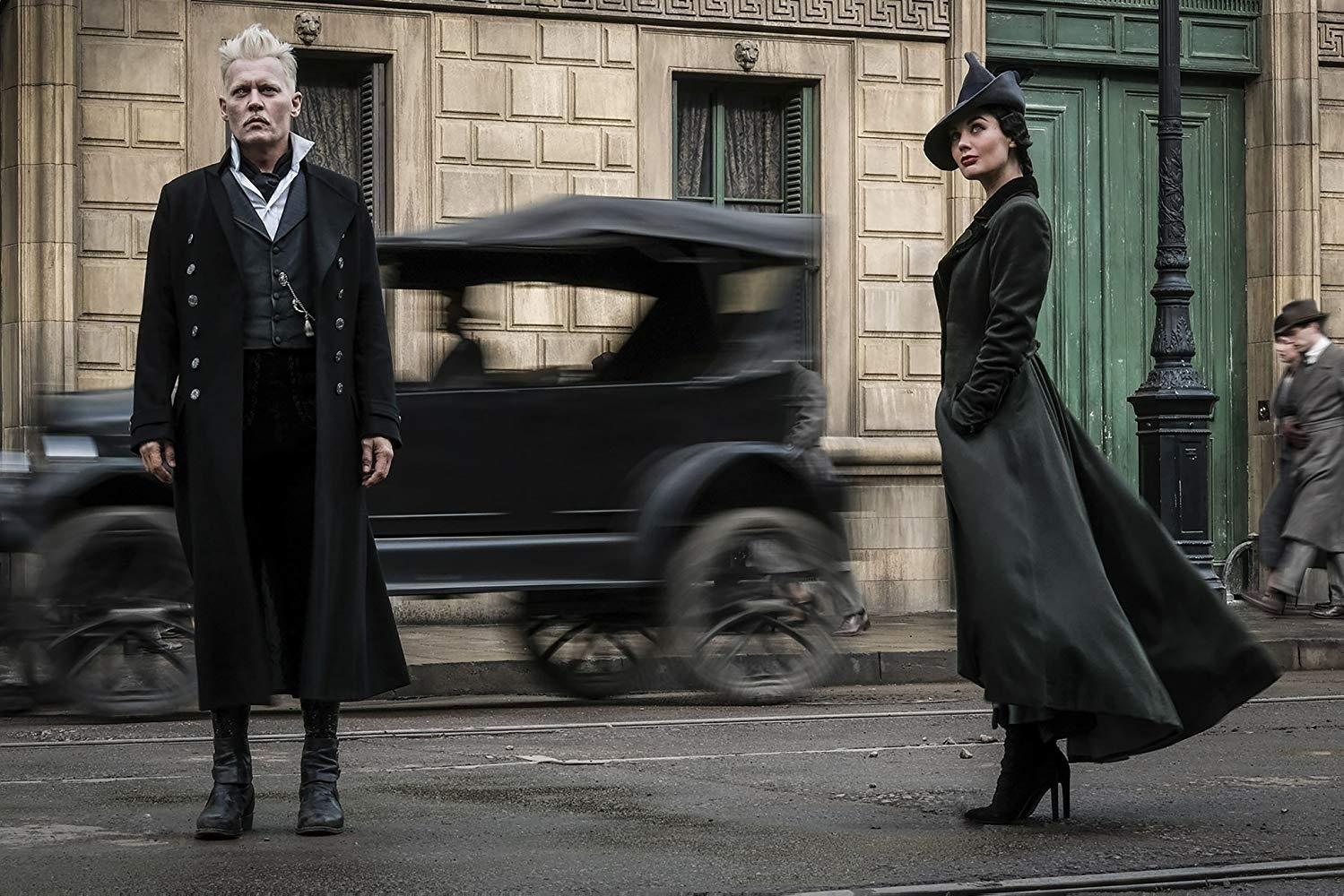 Johnny Depp e Poppy Corby-Tuech  em "Animais Fantásticos: Os Crimes de Grindelwald" (2018) - Divulgação
