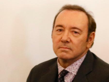 Kevin Spacey ao lado de sua equipe de advogados durante julgamento - Nicole Harnishfeger/Pool/ AFP)