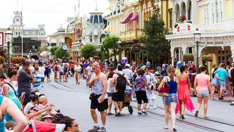 Turistas na Main Street USA, Walt Disney World, na Flórida - abalcazar/Getty Images