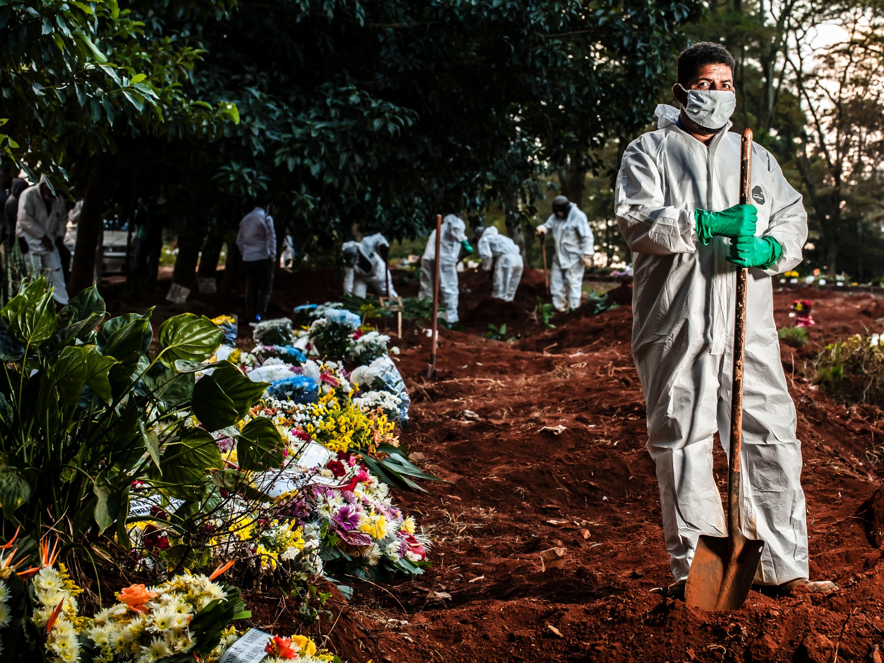 Saúde mental dos coveiros está abalada por causa do coronavírus, mas como se manter são?