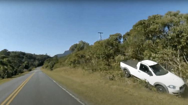 O legal de viajar de moto é que Strada passa voando meme vídeo acidente viralizou - Divulgação - Divulgação