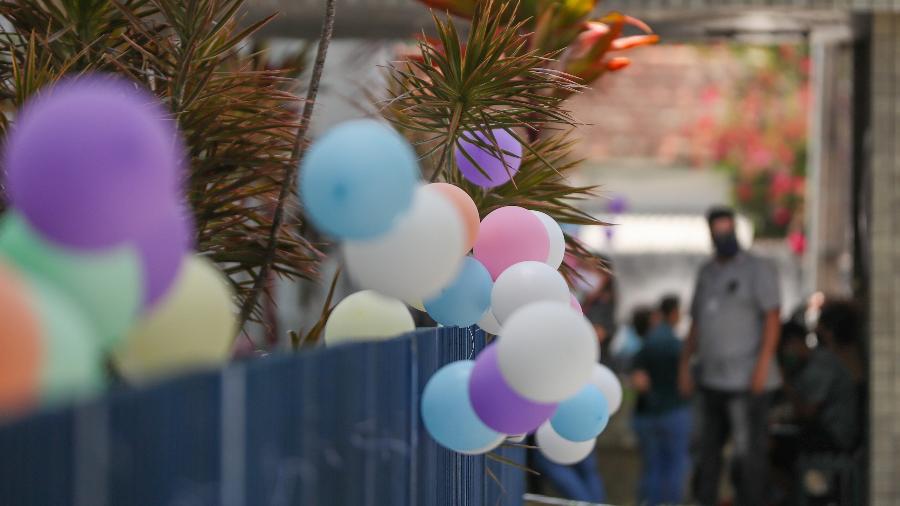 Presentes, balões e mensagens de anônimos foram entregues no hospital onde menina de 10 anos ficou internada - Carlos Ezequiel Vannoni/Estadão Conteúdo