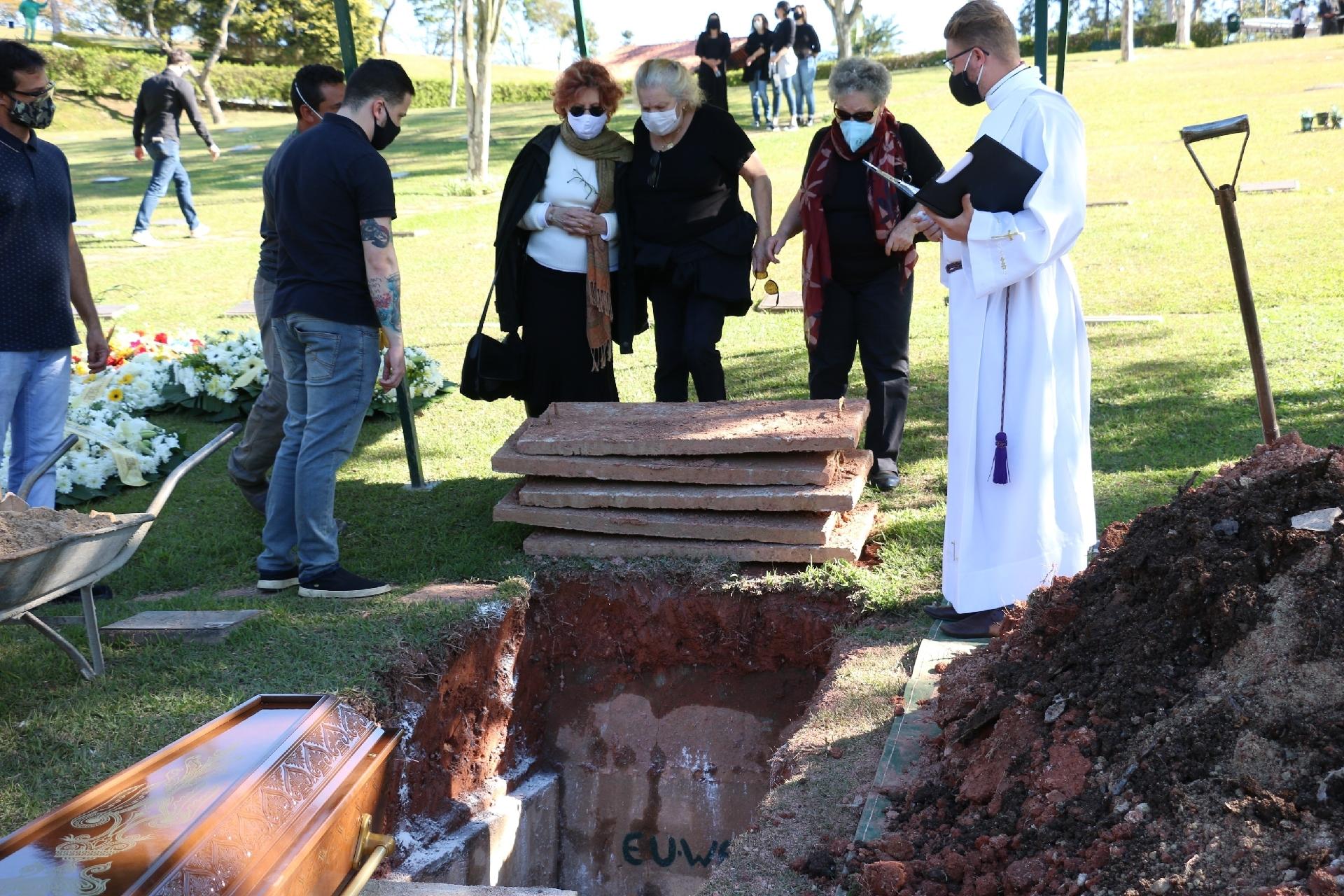 O sepultamento de Arnaldo Saccomani contou com a presença de familiares e amigos - AgNews
