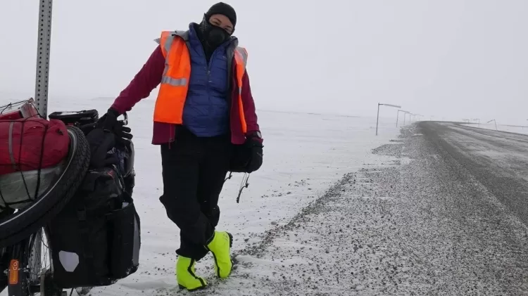 Juliana Hirata em seu primeiro dia de pedaladas, no Alasca - Arquivo pessoal - Arquivo pessoal