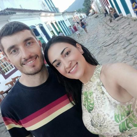 Jessica Moreira e o noivo, André, tiveram que adiar o casamento por causa da pandemia. Agora, buffet quer cobrar uma multa. - aquivo pessoal