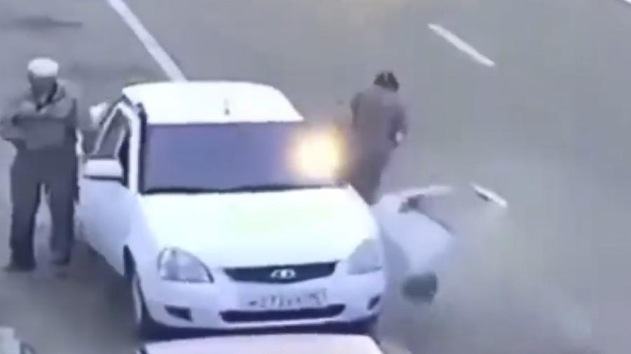 Homem quase é atropelado ao sair de carro em estrada - Reprodução