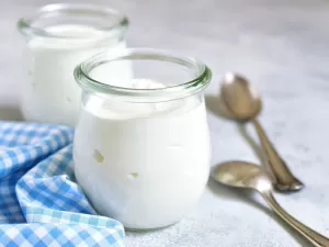 Bactérias boas, nutrientes e pH: por que iogurte é melhor que leite?