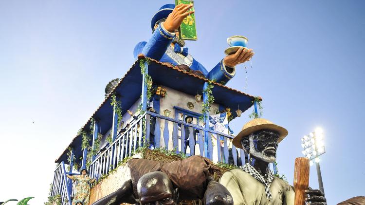 Carro alegórico da Acadêmicos do Tatuapé no desfile da escola de samba no Carnaval 2022
