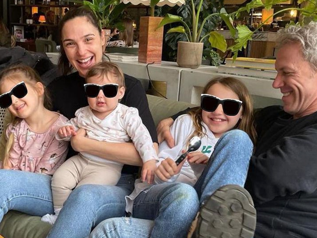 Gal Gadot compartilha cliques raros ao lado da família completa