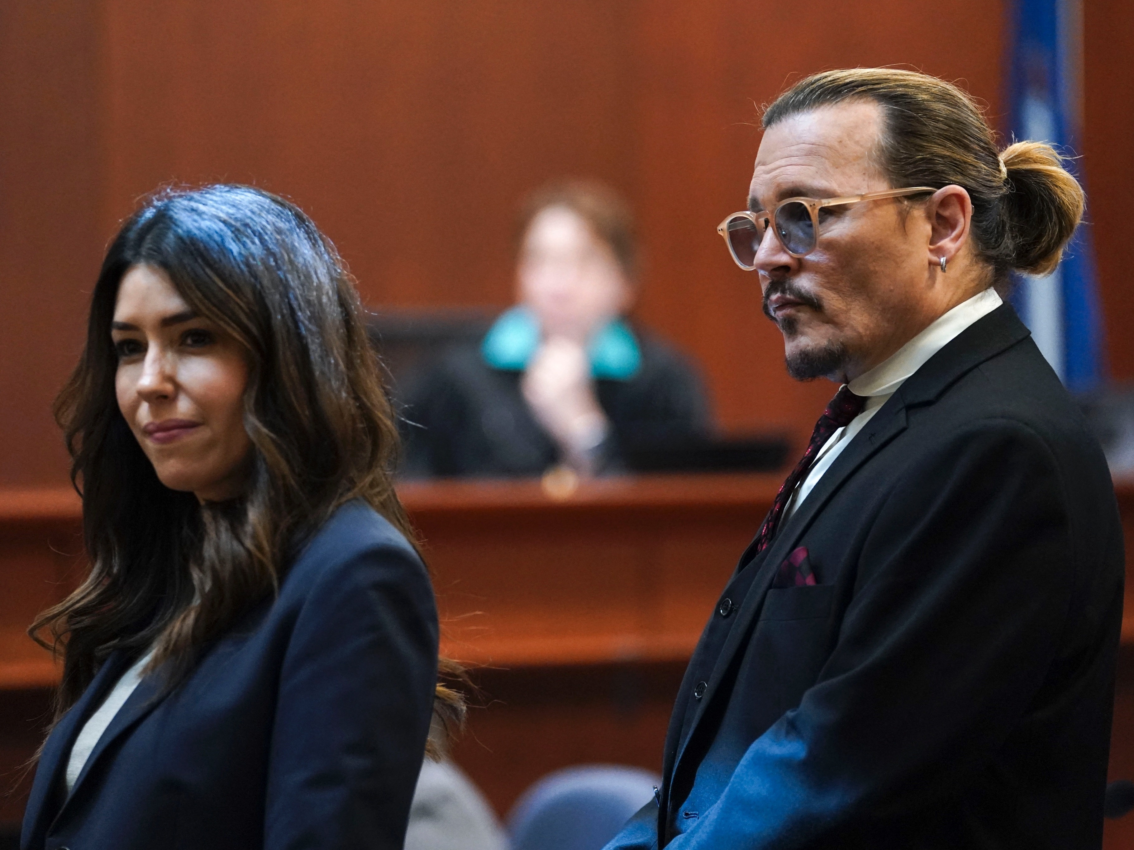 Cantora faz tatuagem da advogada de Johnny Depp, Camille Vasquez