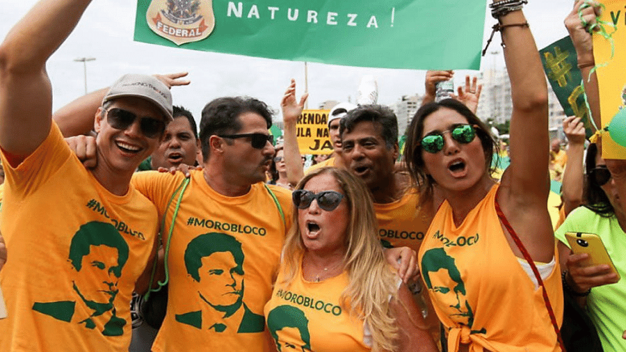Em 2017, Marcelo Serrado vestiu camisa verde e amarelo durante evento "Morobloco" - Reprodução/Twitter