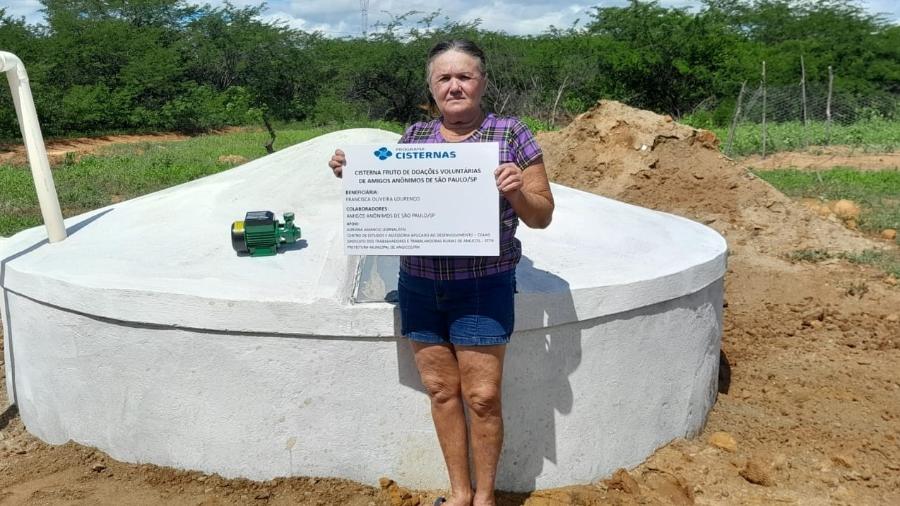 Dona Francisca segura a placa que oficializa a doação da cisterna, construída com recursos dos leitores - Divulgação/Sindicato dos Trabalhadores Rurais de Angicos